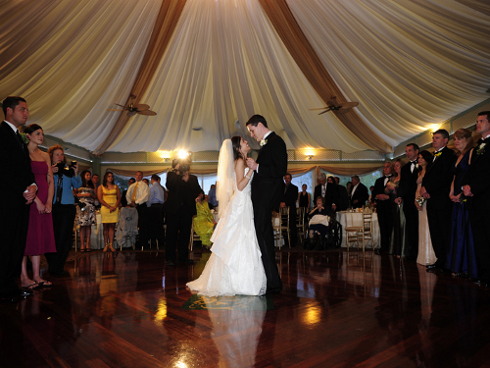 couple-dancing-canopy-roof-beth-keiser